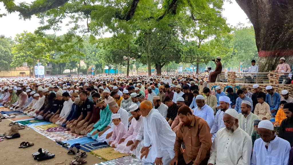 দেশের ঐতিহ্যবাহী ঈদগাহ কিশোরগঞ্জের শোলাকিয়ায় ১৯৮তম ঈদুল আজহার জামাত অনুষ্ঠিত হয়। এ সময় মুসল্লিদের আল্লাহু আকবর ধ্বনিতে মুখরিত হয় নরসুন্দাপারের ঐতিহাসিক প্রাচীন এই ঈদগাহ ময়দান। ছবি: আজকের পত্রিকা