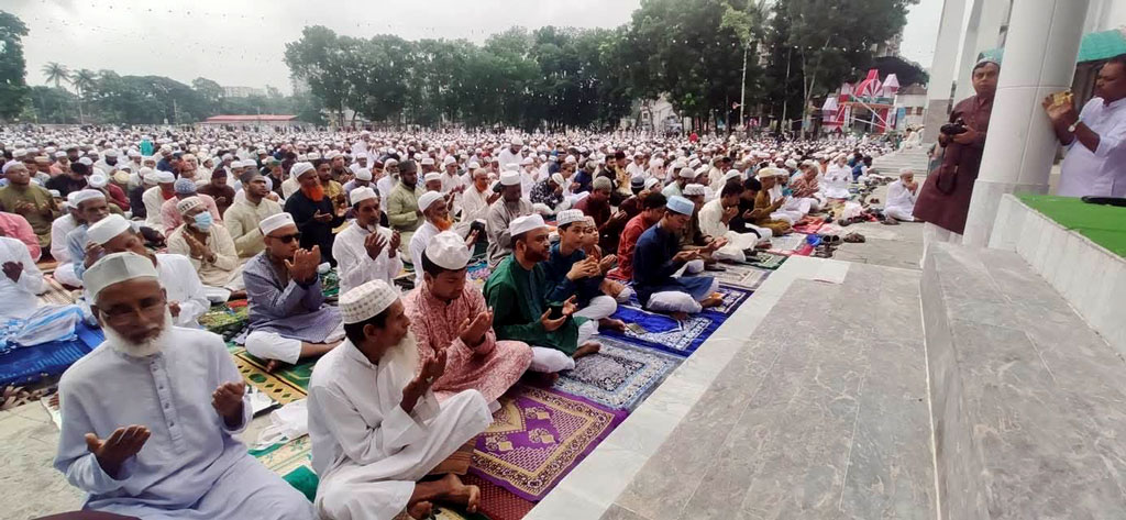 ময়মনসিংহে পবিত্র ঈদুল আজহার সবচেয়ে বড় ঈদের জামাত হয় নগরীর কাঁচিঝুলি আঞ্জুমান ঈদগাহ মাঠে। মোনাজাতে মুসল্লিরা দেশ ও মুসলিম উম্মাহর ক্ষমা ও শান্তি কামনা করেন। ছবি: আজকের পত্রিকা