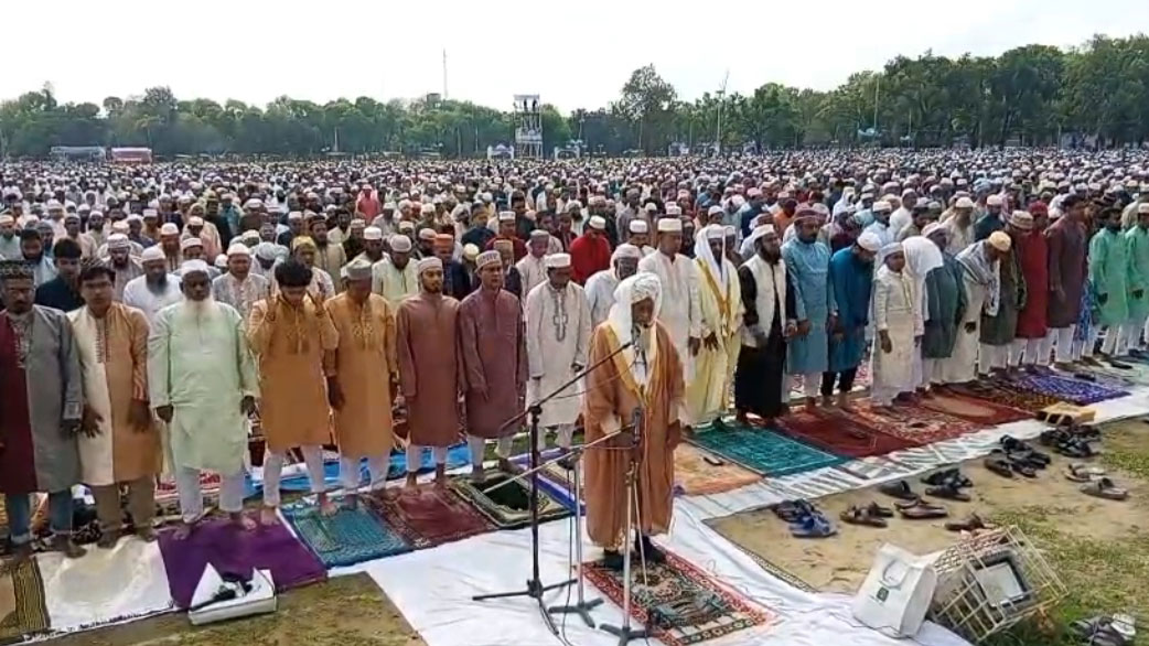 ঐতিহাসিক গোর-এ-শহীদ ময়দানে ঈদের জামাত, দেশ ও জাতির শান্তি কামনা