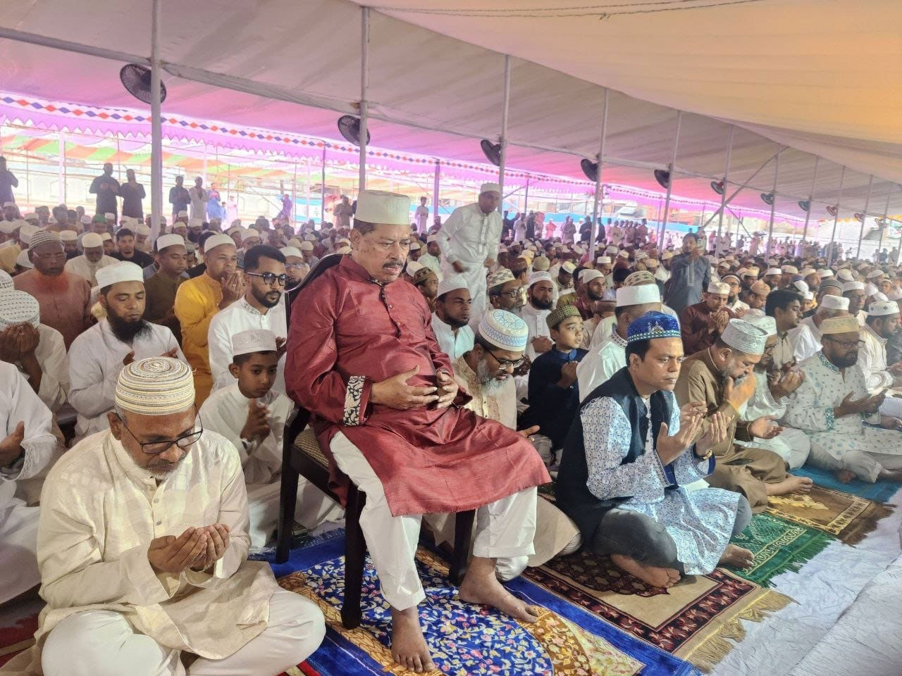 বৃষ্টি উপেক্ষা করে বরিশালে ঈদের নামাজ আদায়