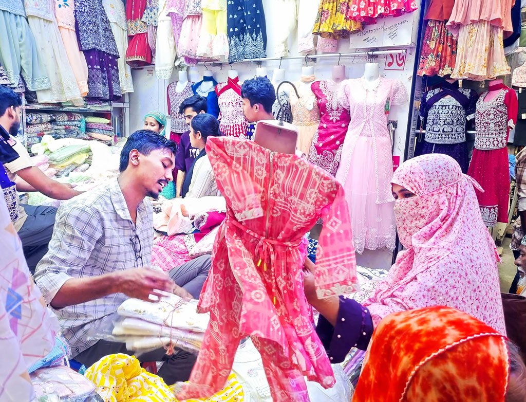ছুটির দিনে জমজমাট ঈদের কেনাকাটা