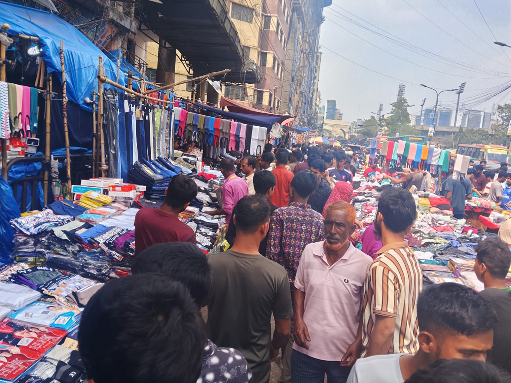 ঈদযাত্রার আগে যাত্রীদের শেষ মুহূর্তের কেনাকাটা, ভিড় মার্কেটগুলোতে