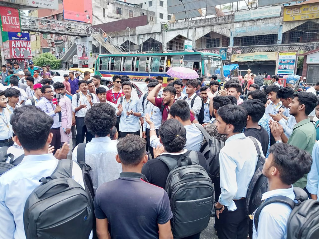 সড়কে সহপাঠীর মৃত্যু: বিচার দাবিতে আইডিয়ালের শিক্ষার্থীদের সায়েন্স ল্যাব মোড় অবরোধ