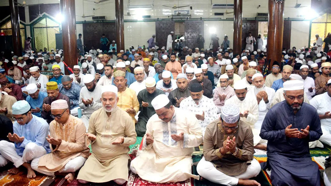 খুলনায় যথাযোগ্য মর্যাদায় পবিত্র ঈদ উদ্‌যাপন
