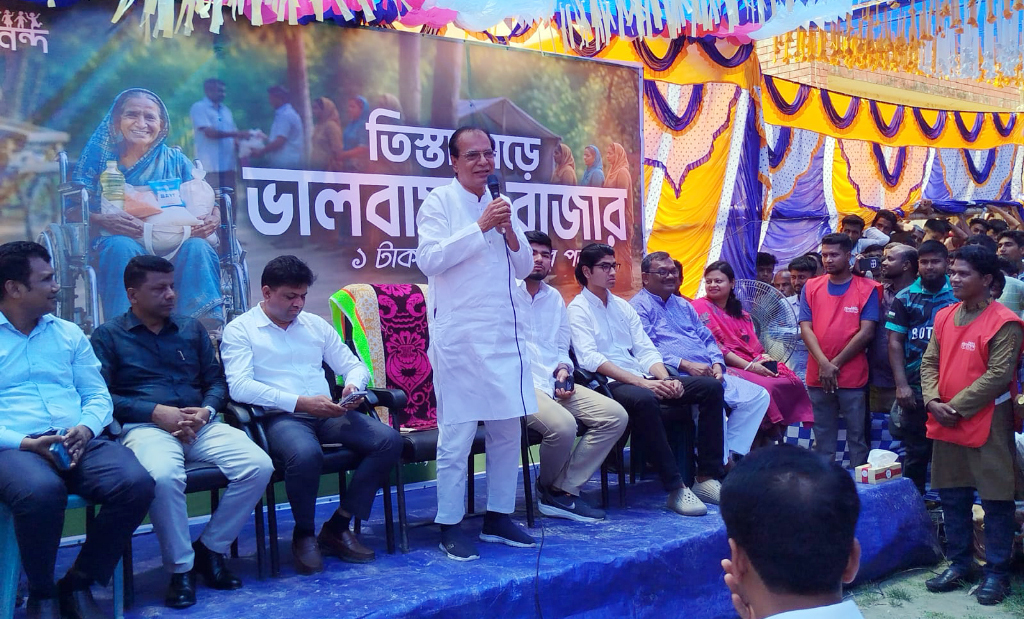 তিস্তাপাড়ে বিদ্যানন্দের ‘ভালোবাসার বাজার’, এক টাকায় মিলছে ঈদসামগ্রী