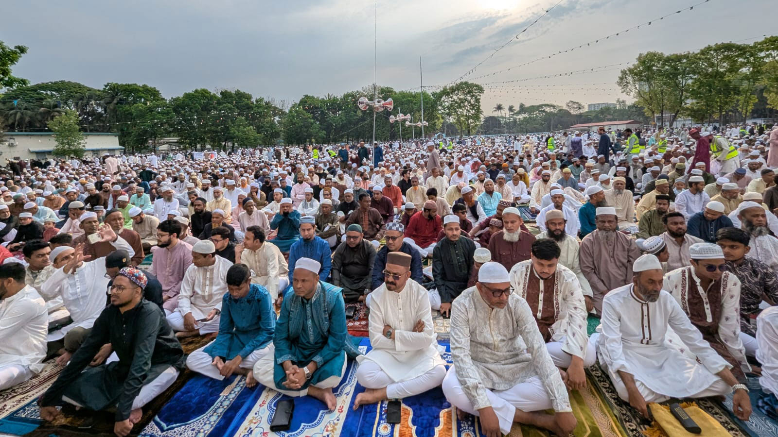 ময়মনসিংহে আড়াই হাজার মাঠ ও মসজিদে ঈদুল ফিতরের জামাত অনুষ্ঠিত