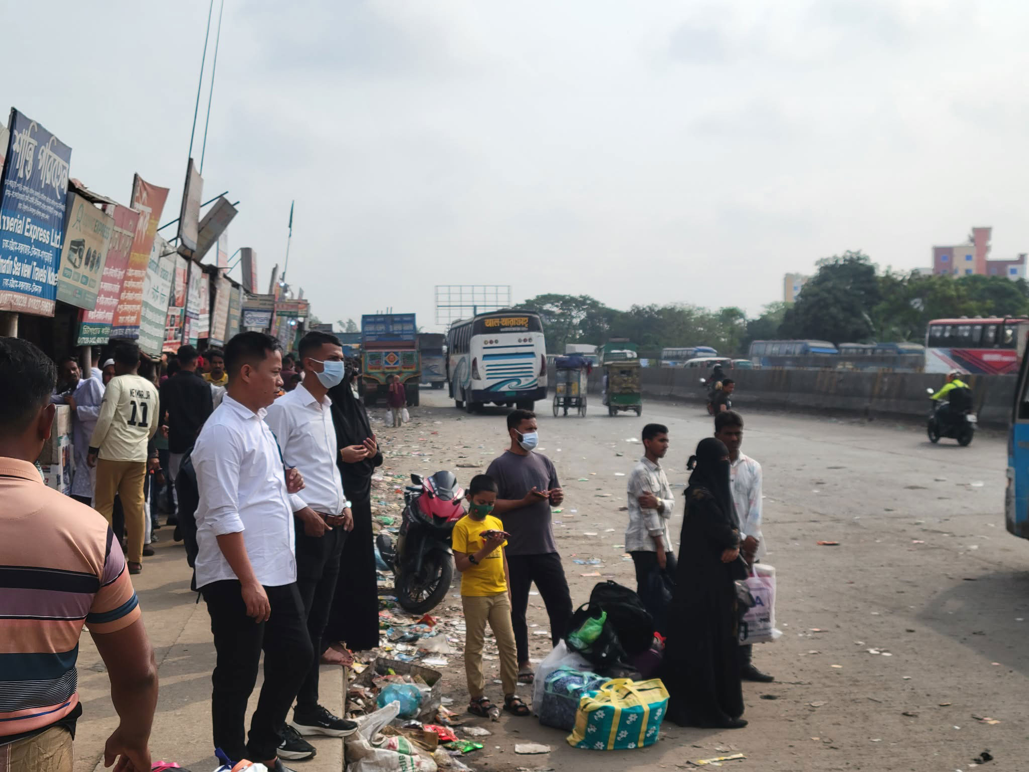 ছুটির দ্বিতীয় দিনে ঘরমুখী যাত্রীর চাপ কম, অতিরিক্ত ভাড়া আদায়ের অভিযোগ
