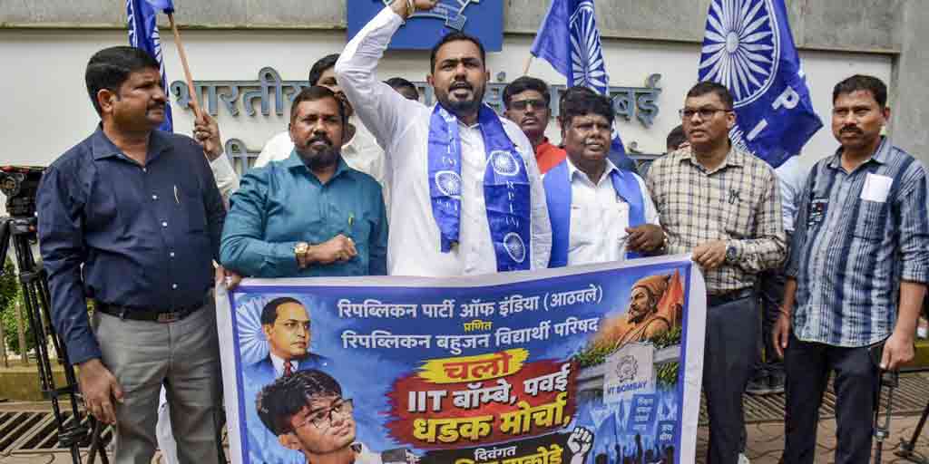 ভারতে পাঁচ বছরে সেরা শিক্ষাপ্রতিষ্ঠান ছাড়তে বাধ্য হয়েছেন ১৪ হাজার প্রান্তিক শিক্ষার্থী