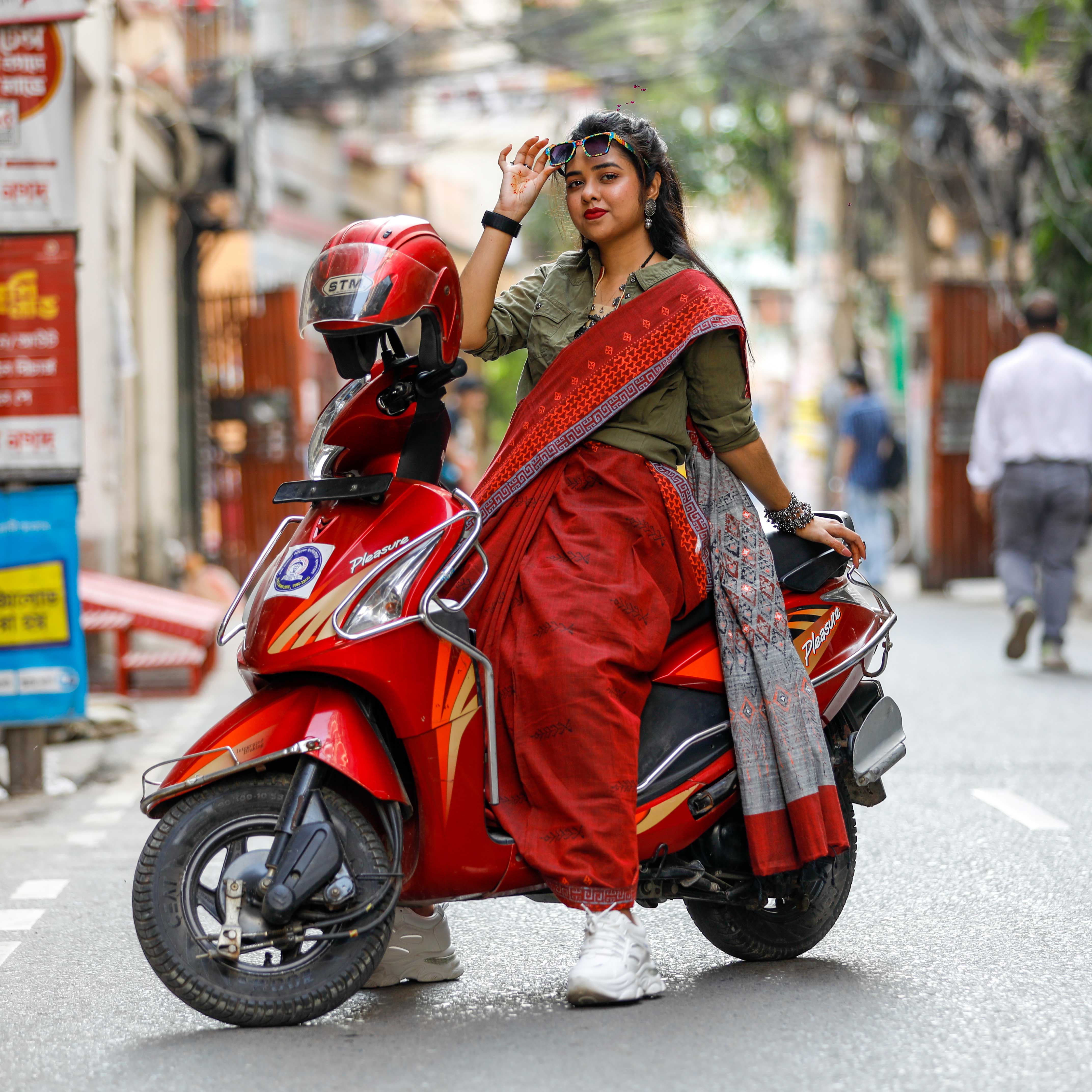 যাঁরা বাইক বা স্কুটি ব্যবহার করেন, তাঁদের ত্বকের অবস্থা খারাপ হয় বেশি। তাঁদের ত্বকের বিশেষ যত্ন দরকার। মডেল: ইকরা, ছবি: আজকের পত্রিকা