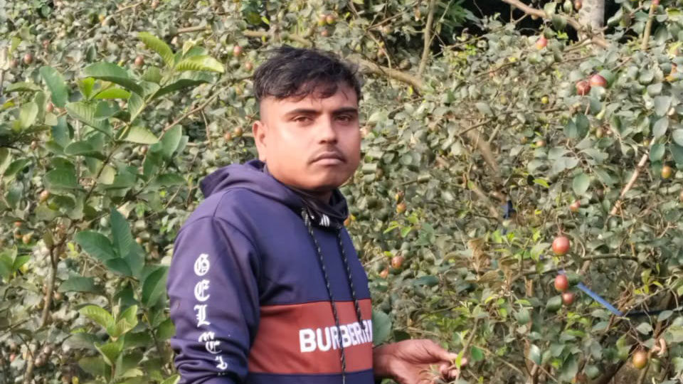 নিখোঁজের এক মাস পর গোয়ালঘরের মাটি খুঁড়ে মিলল যুবকের লাশ