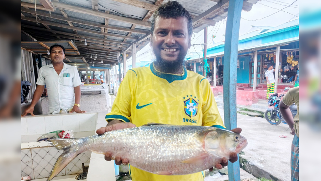 মনপুরায় ফের জেলের জালে রাজা ইলিশ, বিক্রি ৯,৩০০ টাকায়