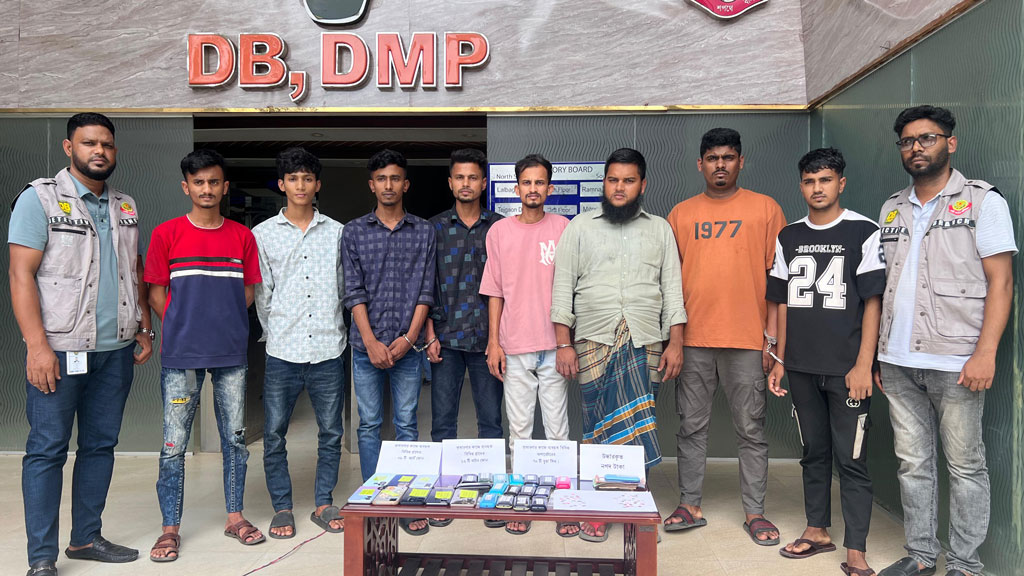প্রতারণা চক্রের ৮ সদস্য গ্রেপ্তার। ছবি: ডিএমপি।