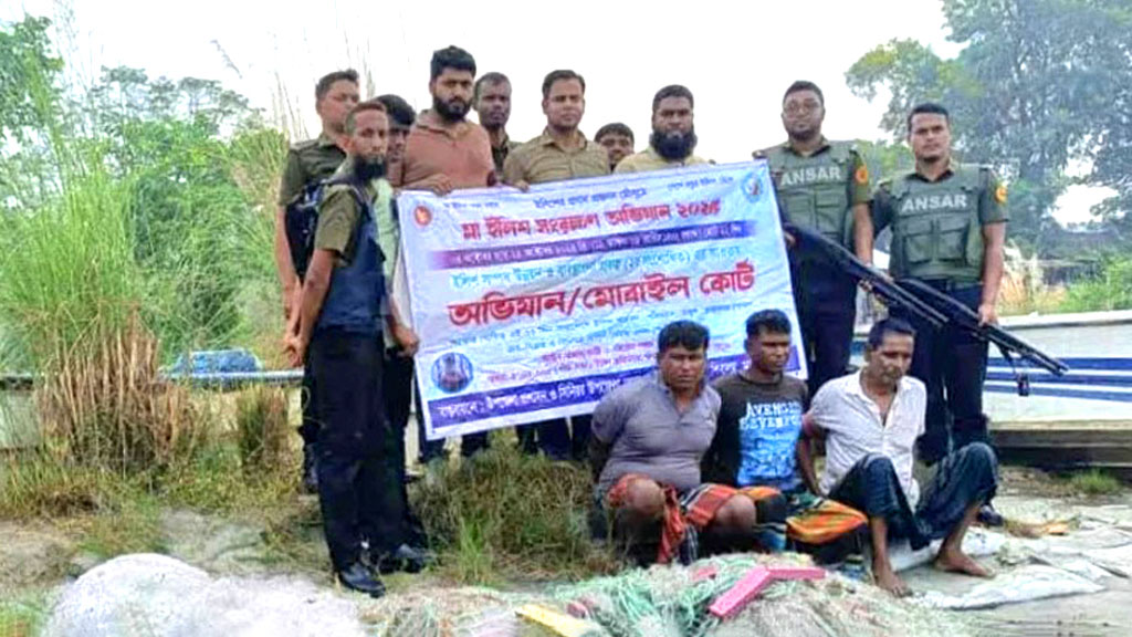 নিষেধাজ্ঞা অমান্য করে যমুনায় ইলিশ শিকার, তিন জেলের কারাদণ্ড