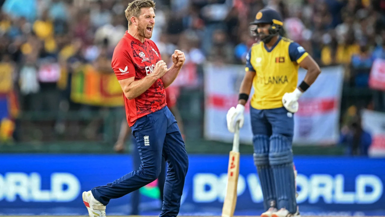 ইংল্যান্ডের সামনে হুড়মুড়িয়ে ভেঙে পড়ল শ্রীলঙ্কা