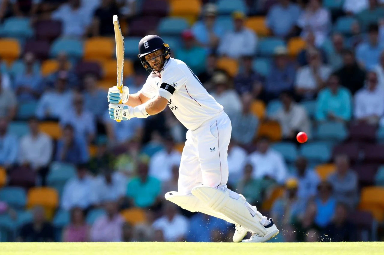 গোলাপি বলের অ্যাশেজে শুরুর ধাক্কা সামলে লড়ছে ইংল্যান্ড