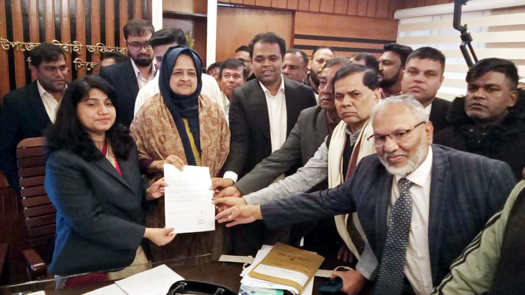 সিলেট-২ আসনে মনোনয়নপত্র জমা দিলেন ইলিয়াসপত্নী লুনা ও ছেলে অর্ণব