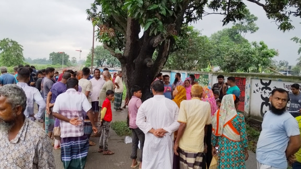 চিরিরবন্দরে ট্রেনে কাটা পড়ে নারীসহ নিহত ২