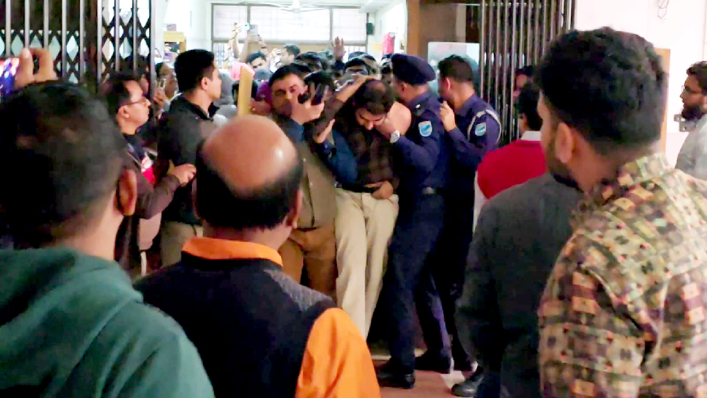 টাঙ্গাইলে হাসপাতালে নারীদের ওয়াশরুমে গোপন ক্যামেরা, ইন্টার্ন চিকিৎসক পুলিশ হেফাজতে