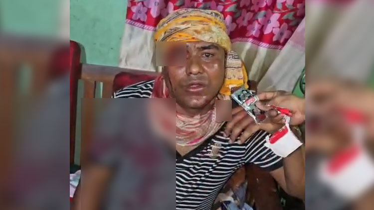 গভীর রাতে মাদক কারবারির স্ত্রীর ঘরে পুলিশ কর্মকর্তা, এলাকাবাসীর পিটুনি