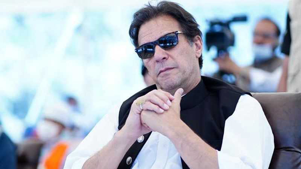 ইমরান খান কি অন্ধ হয়ে যাচ্ছেন