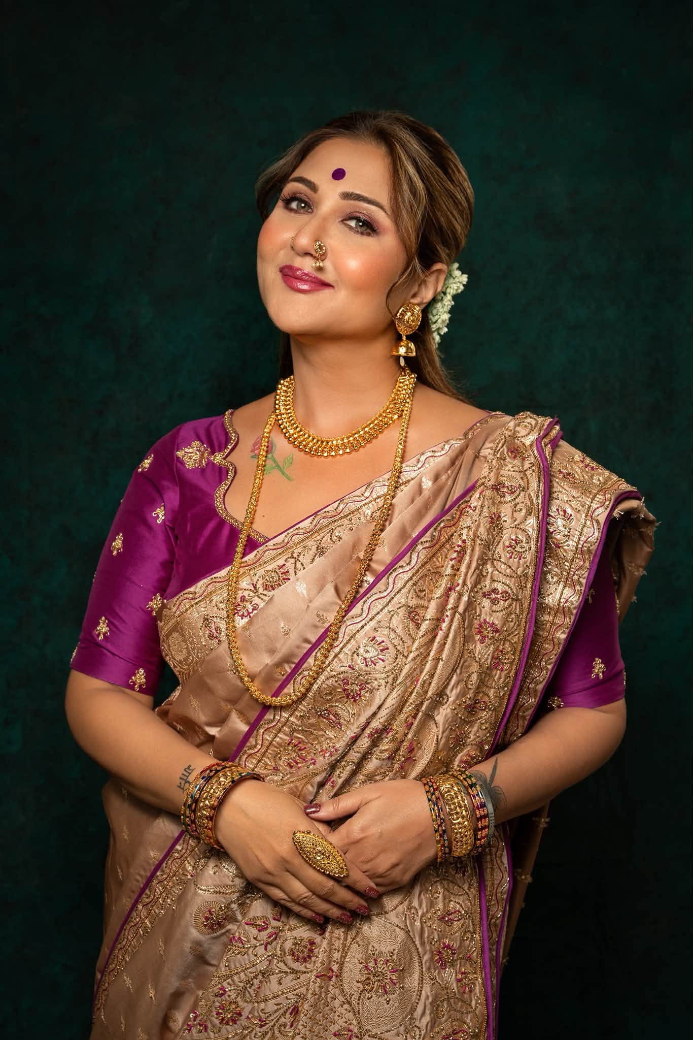 শাড়ি ও ব্লাউজ: লেবেল তন্ময় বিশ্বাস, জুয়েলারি: গয়না বাই সুরজিৎ, স্টাইলিং: অজপা মুখার্জি, মেকআপ: অমিত দাস, হেয়ারস্টাইল: নিতা মল্লিক, ফেসবুক থেকে নেওয়া ছবিটির আলোকচিত্রী: দীপঙ্কর সাহা