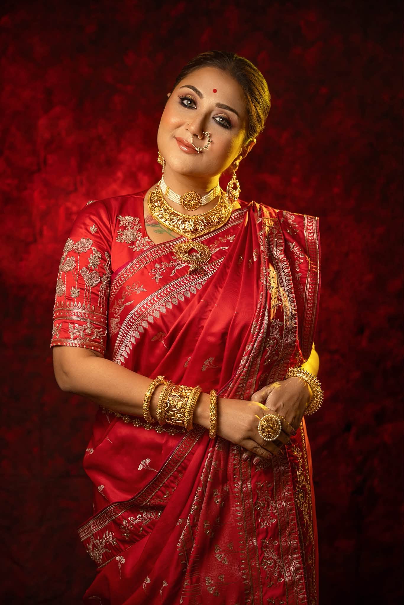শাড়ি ও ব্লাউজ: লেবেল তন্ময় বিশ্বাস, জুয়েলারি: গয়না বাই সুরজিৎ, স্টাইলিং: অজপা মুখার্জি, মেকআপ: অমিত দাস, হেয়ারস্টাইল: নিতা মল্লিক, ফেসবুক থেকে নেওয়া ছবিটির আলোকচিত্রী: দীপঙ্কর সাহা