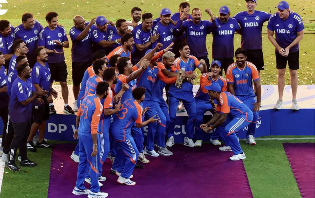 ক্রিকেটে বিরল ঘটনা, ট্রফি ছাড়াই ভারতের উদযাপন