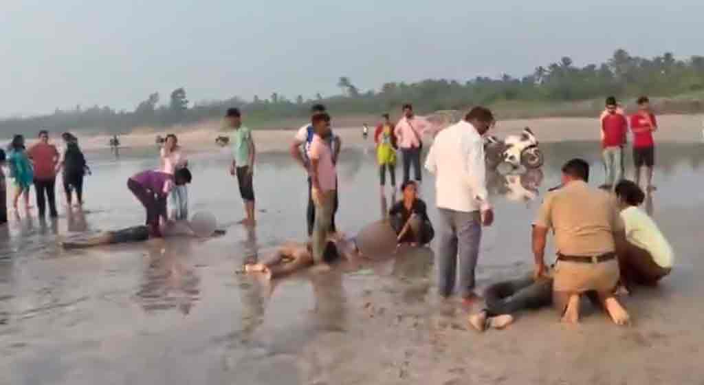 সমুদ্রের প্রবল স্রোত টেনে নিল পুনের আট শিক্ষার্থীকে