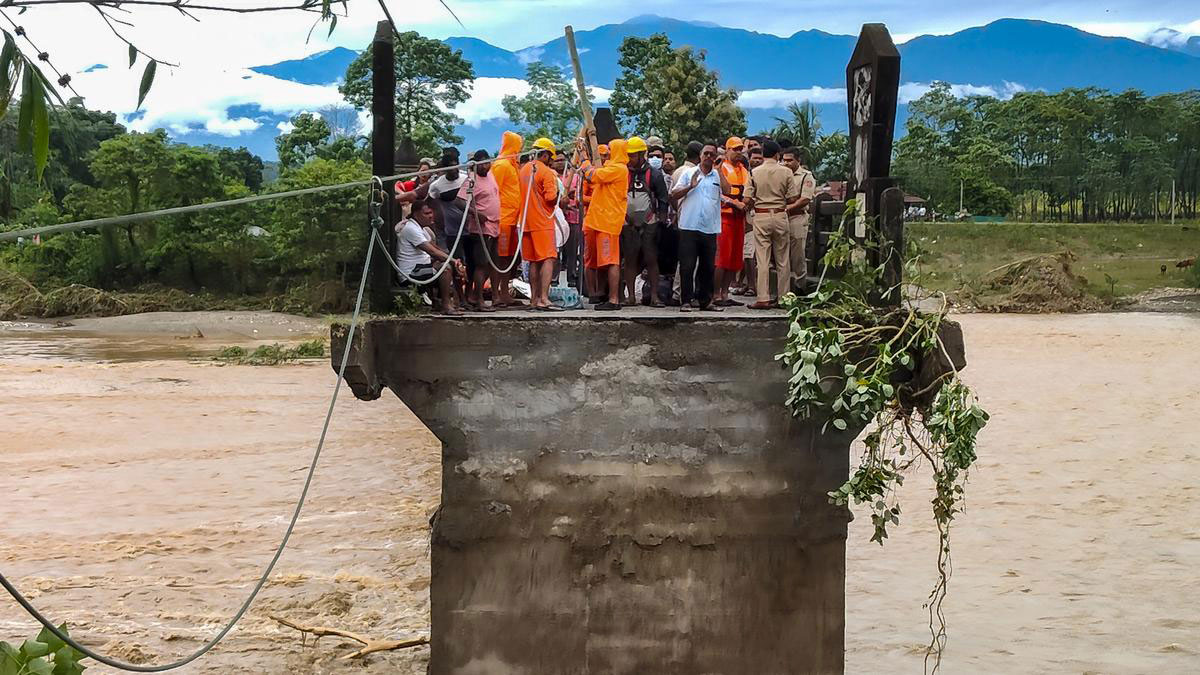 দার্জিলিংয়ে ভারী বৃষ্টি ও পাহাড়ি ঢলে মৃতের সংখ্যা বেড়ে ২৪, বহু মানুষ আশ্রয়হীন
