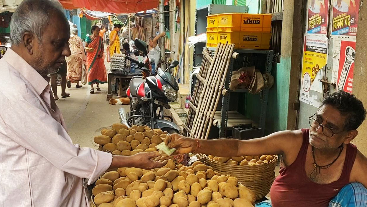 ভারতে আলু–পেঁয়াজ–রসুনের বাজারে আগুন, কম কিনছেন ভোক্তারা