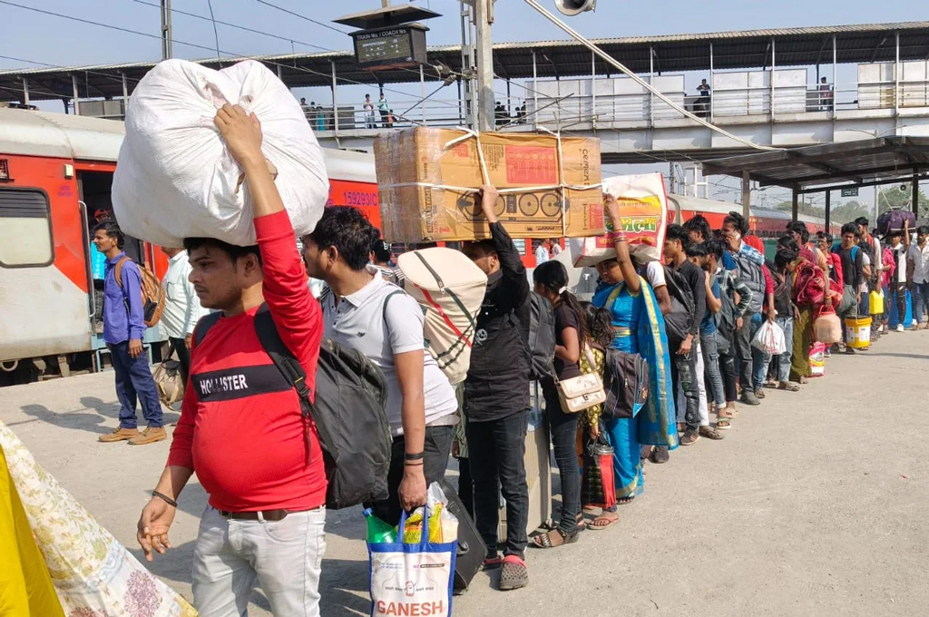 গ্যাস-সংকটে রান্না বন্ধ: ভারতে দলে দলে বাড়ি ফিরছেন পোশাকশ্রমিকেরা