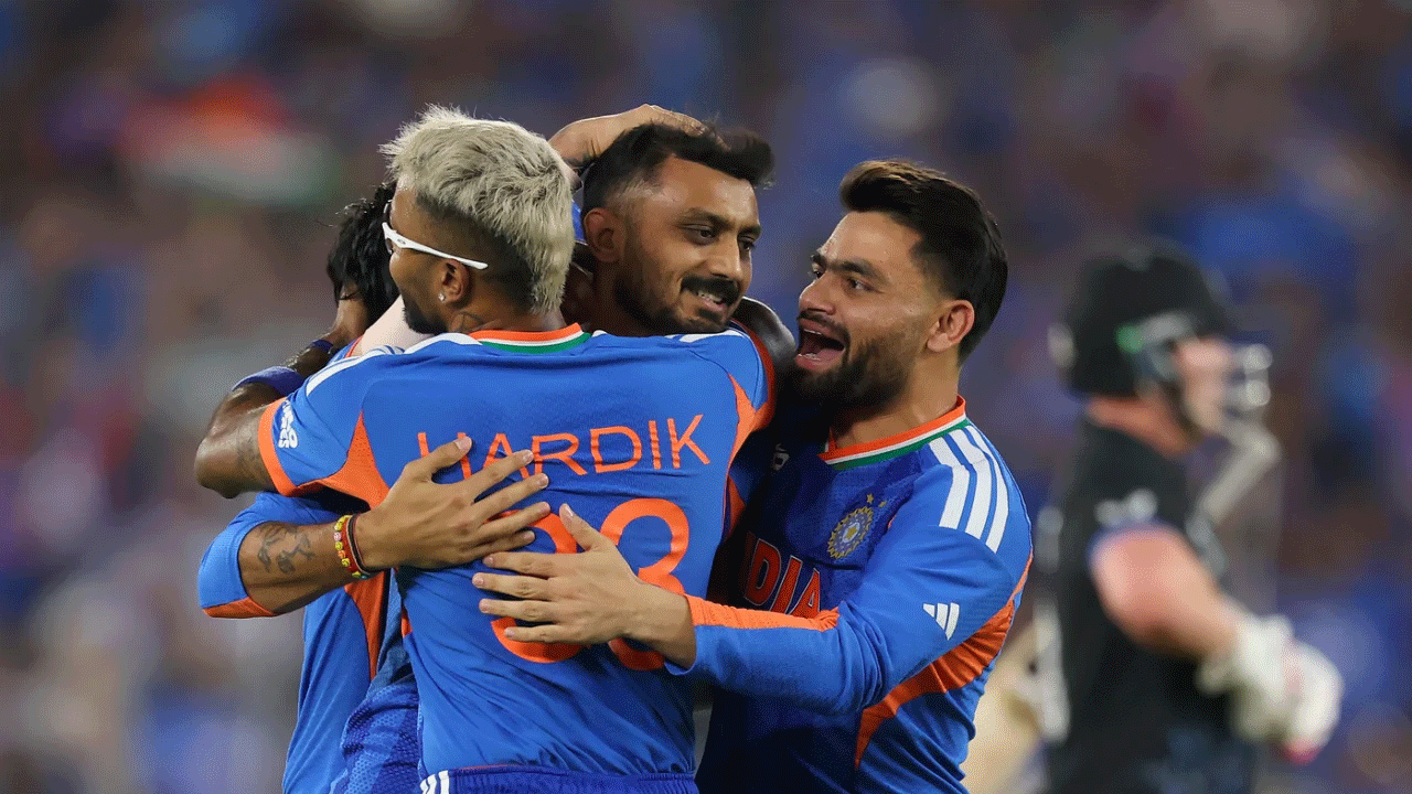 নিউজিল্যান্ডের কোমর ভেঙে ট্রফির দিকে এগিয়ে যাচ্ছে ভারত