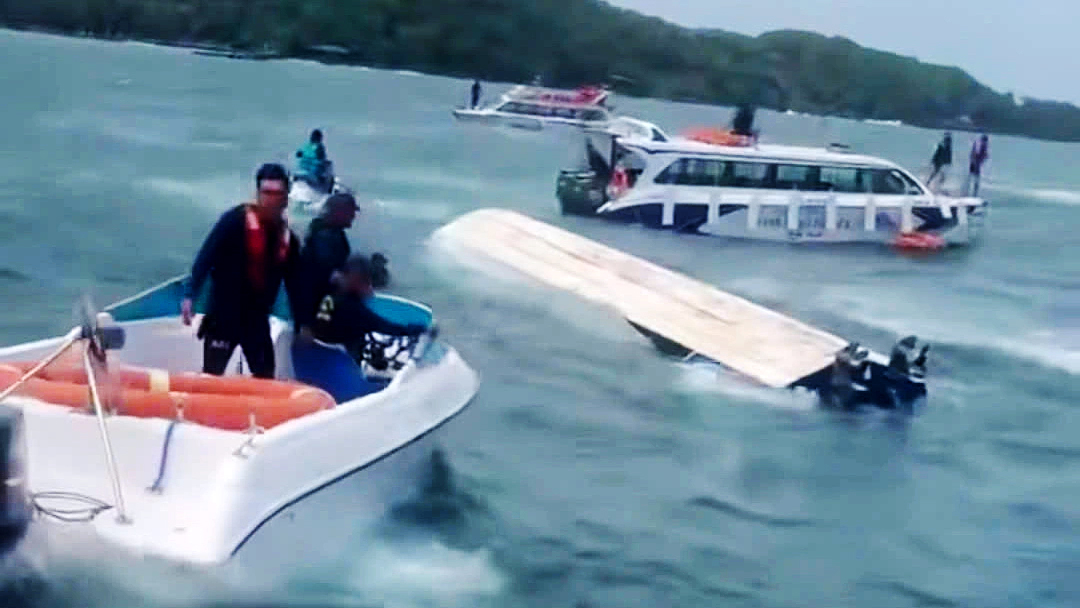 ভিয়েতনামে ভারতীয় পর্যটকবাহী স্পিডবোট ডুবে নিহত ১৫