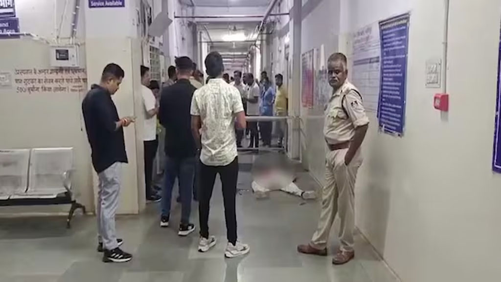 মধ্যপ্রদেশের হাসপাতালে চিকিৎসক-নার্সের সামনেই তরুণীকে গলা কেটে হত্যা