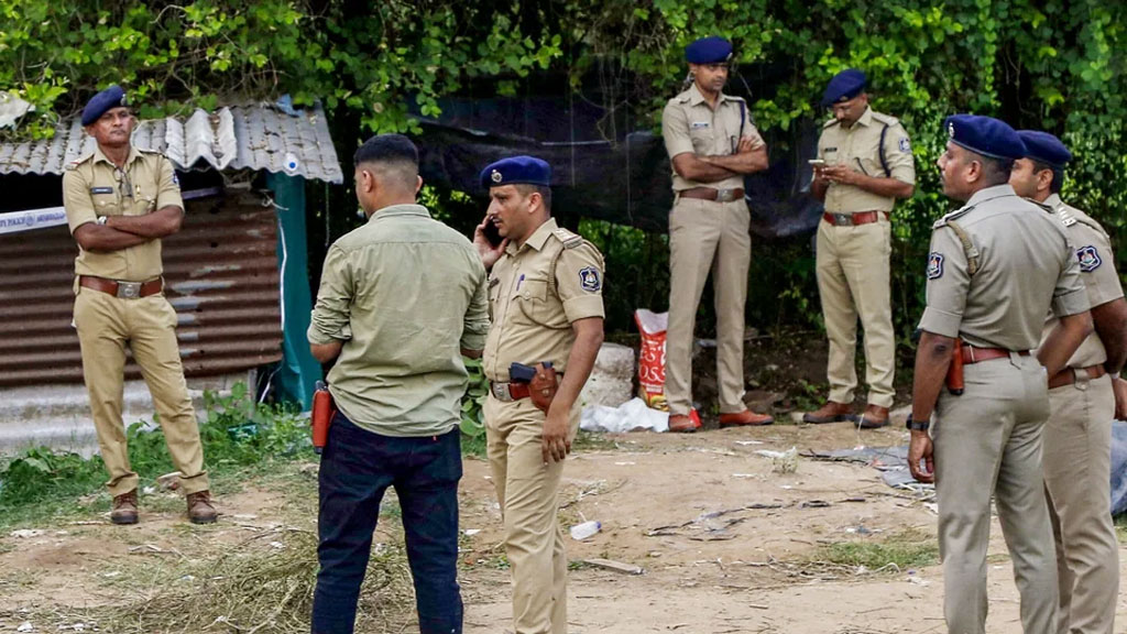 দুই ছাত্রীকে মূত্র মেশানো পানি পান করাল ছাত্র, প্রধান শিক্ষক বললেন—‘চকলেট খাও ভালো লাগবে’