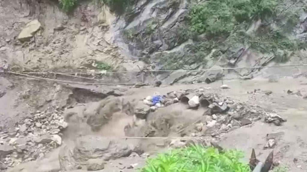 কাশ্মীরে চাশোটি এলাকায় ক্লাউডবার্স্টে আকস্মিক বন্যা, কমপক্ষে ১০ জনের মৃত্যুর আশঙ্কা