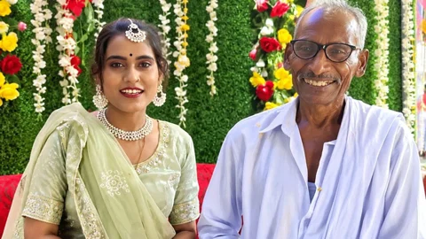৭৫ বছরের বৃদ্ধের সঙ্গে আংটি বদল করলেন ৩০ বছরের ইনফ্লুয়েন্সার