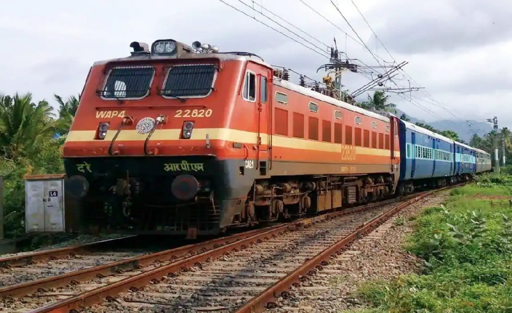 ট্রেনের ভাড়া বাড়ছে ভারতেও