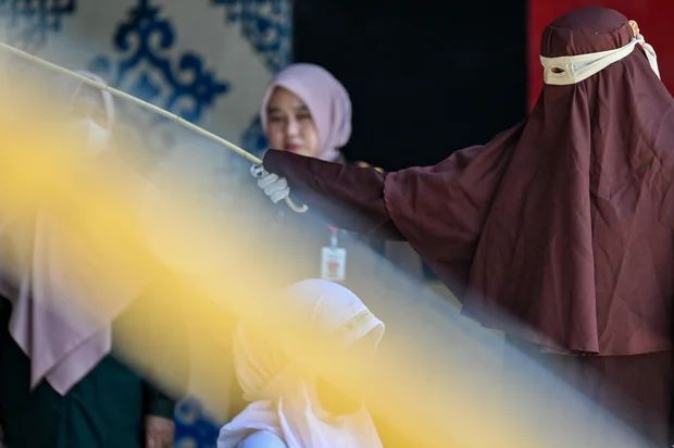 মদ্যপান ও বিবাহবহির্ভূত সম্পর্ক, যুগলকে ১৪০ বার দোররা