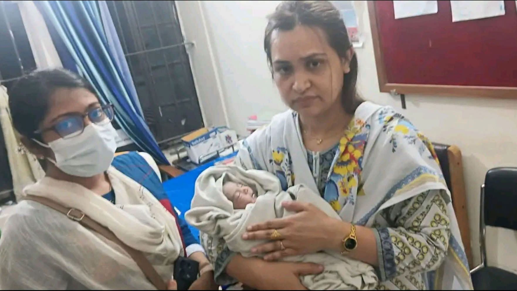 গজারিয়ায় স্বাস্থ্য কমপ্লেক্সের ময়লার স্তূপ থেকে নবজাতক কন্যাশিশু উদ্ধার