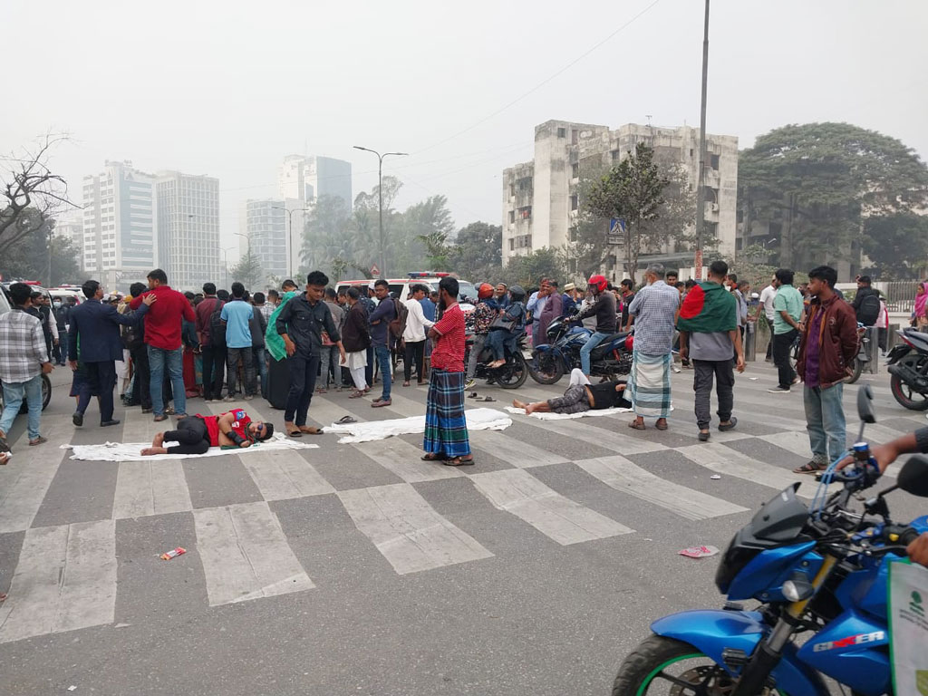 পঙ্গু হাসপাতালের সামনে গণ–অভ্যুত্থানে আহতদের ফের অবরোধ, যান চলাচল বন্ধ