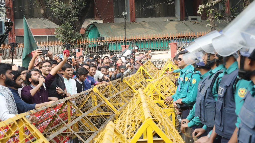 ইনকিলাব মঞ্চের স্বরাষ্ট্র মন্ত্রণালয় ঘেরাও কর্মসূচিতে পুলিশের বাধা