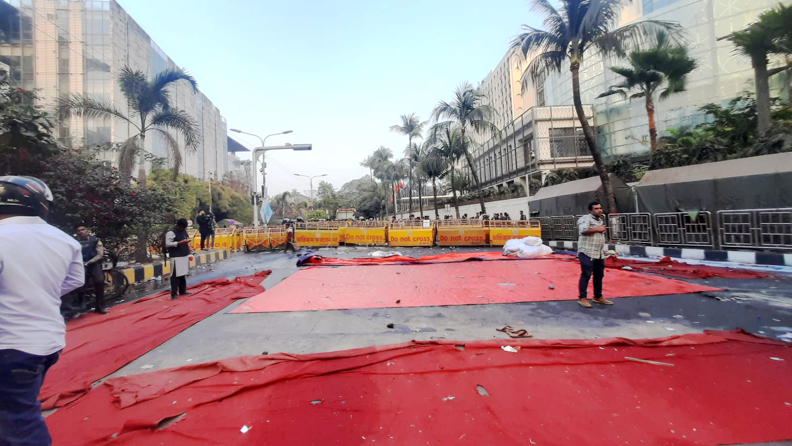 ইনকিলাব মঞ্চকে সরিয়ে দিয়ে শেরাটনের মোড়ের নিয়ন্ত্রণ নিল পুলিশ