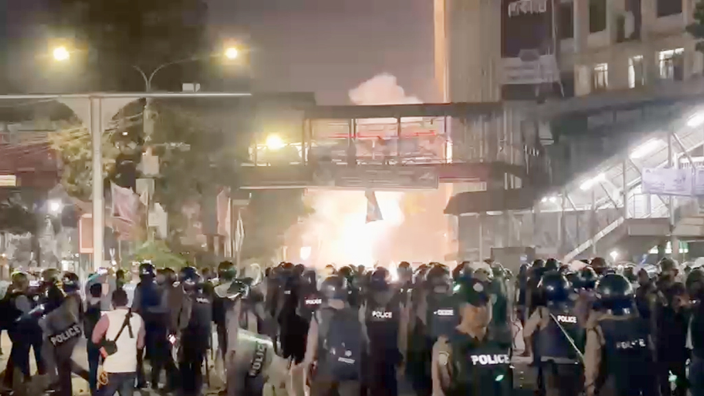 শাহবাগ থেকেও ইনকিলাব মঞ্চের নেতা-কর্মীদের সরিয়ে দিল পুলিশ