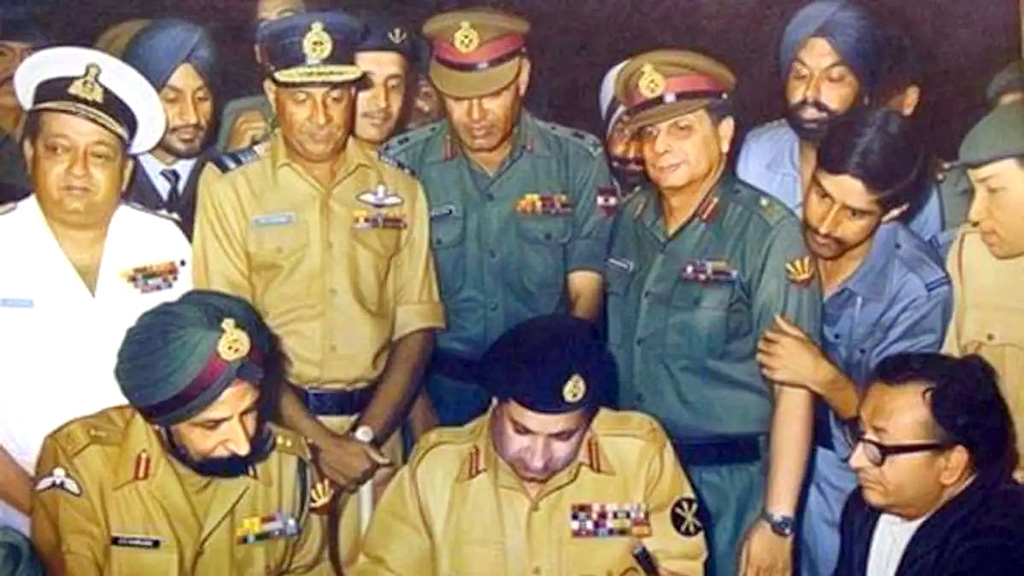 ঢাকায় যৌথবাহিনীর কাছে পাকিস্তানি বাহিনীর আত্মসমর্পণের সেই ঐতিহাসিক ছবি। ছবি: উইকিপিডিয়ার সৌজন্যে