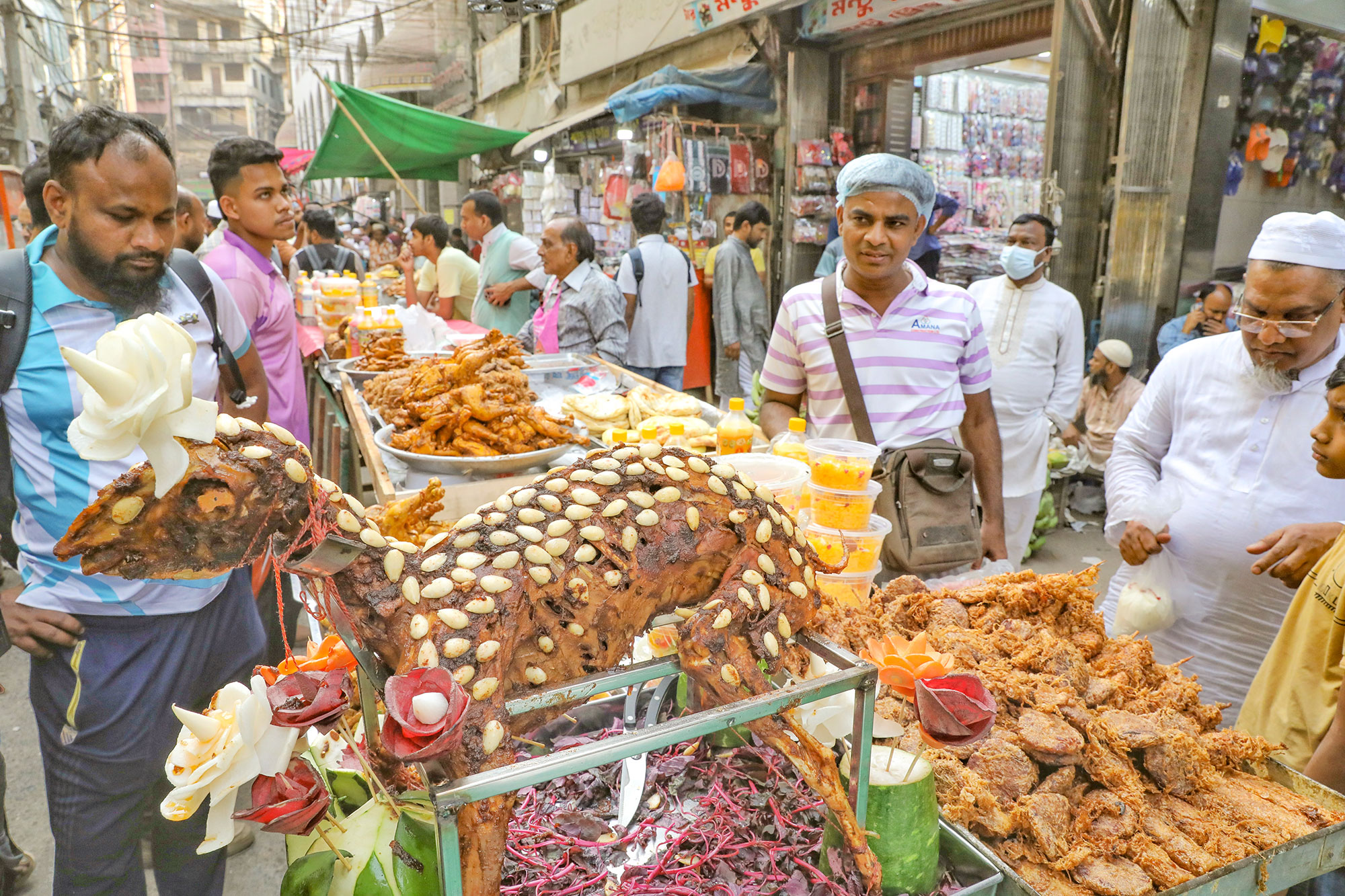 বাহারি ইফতারির পসরা
দাম নিয়ে অসন্তোষ
