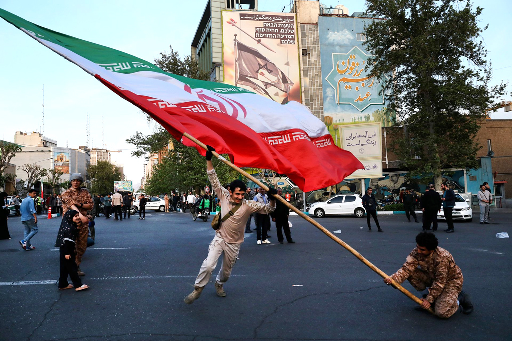 রক্তাক্ত-ক্ষতবিক্ষত হয়েও জয়ী ইরান