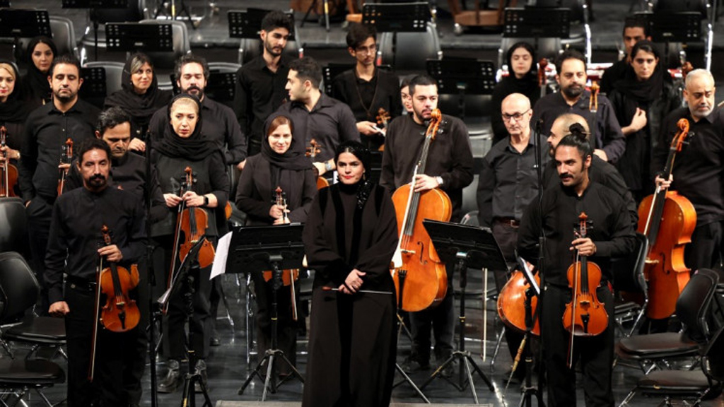 ইরানের ইতিহাসে প্রথম, তেহরানে অর্কেস্ট্রা পরিচালনা করলেন নারী