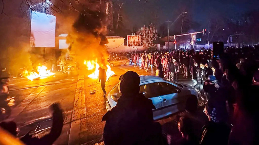 গতকাল শুক্রবার তেহরানের রাস্তায় বিক্ষোভকারীরা। ছবি: এএফপি