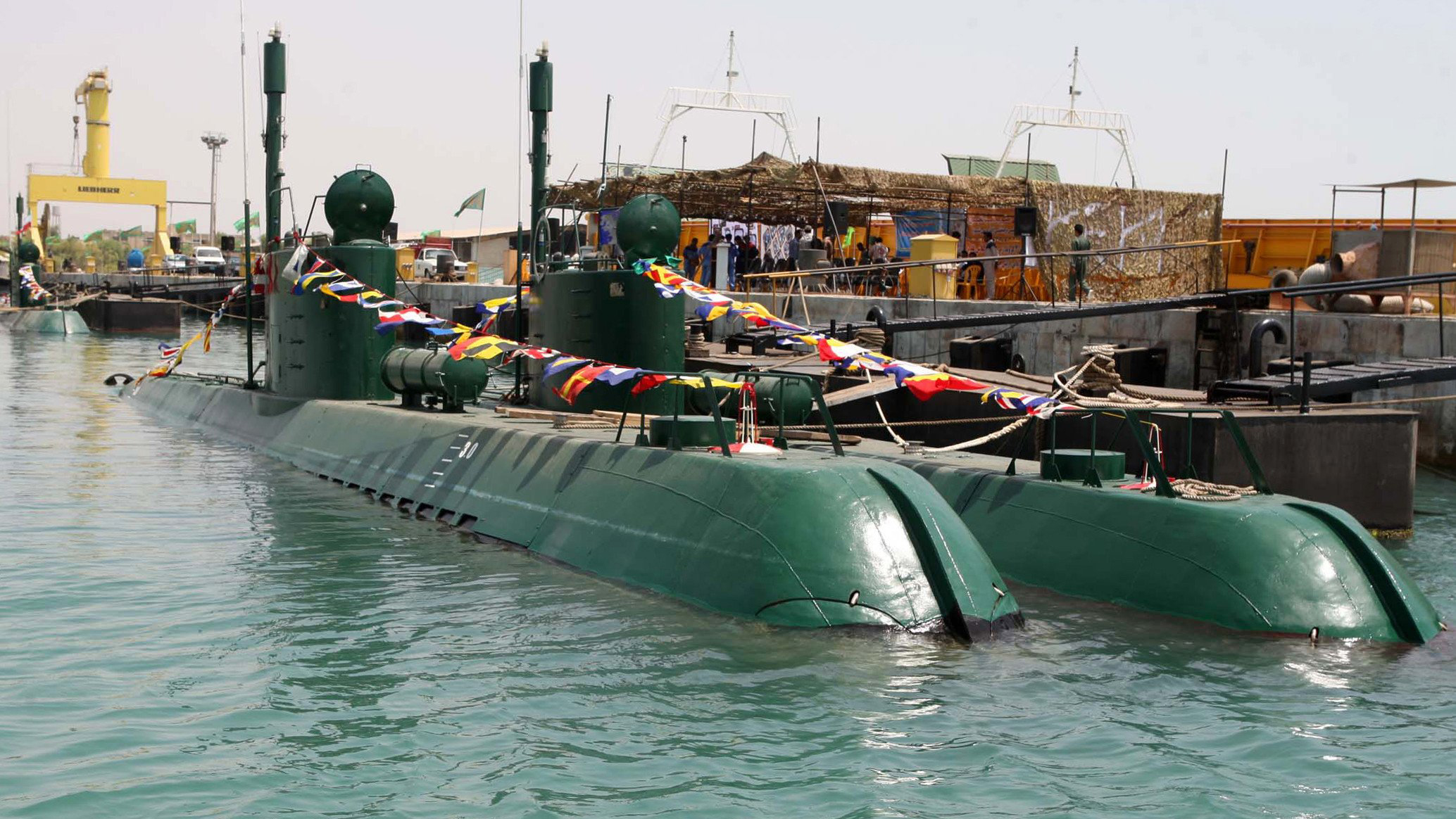 হরমুজ প্রণালি মুক্ত করতে সমুদ্রপৃষ্ঠে অভিযান যুক্তরাষ্ট্রের, ইরানের চমক পানির নিচে